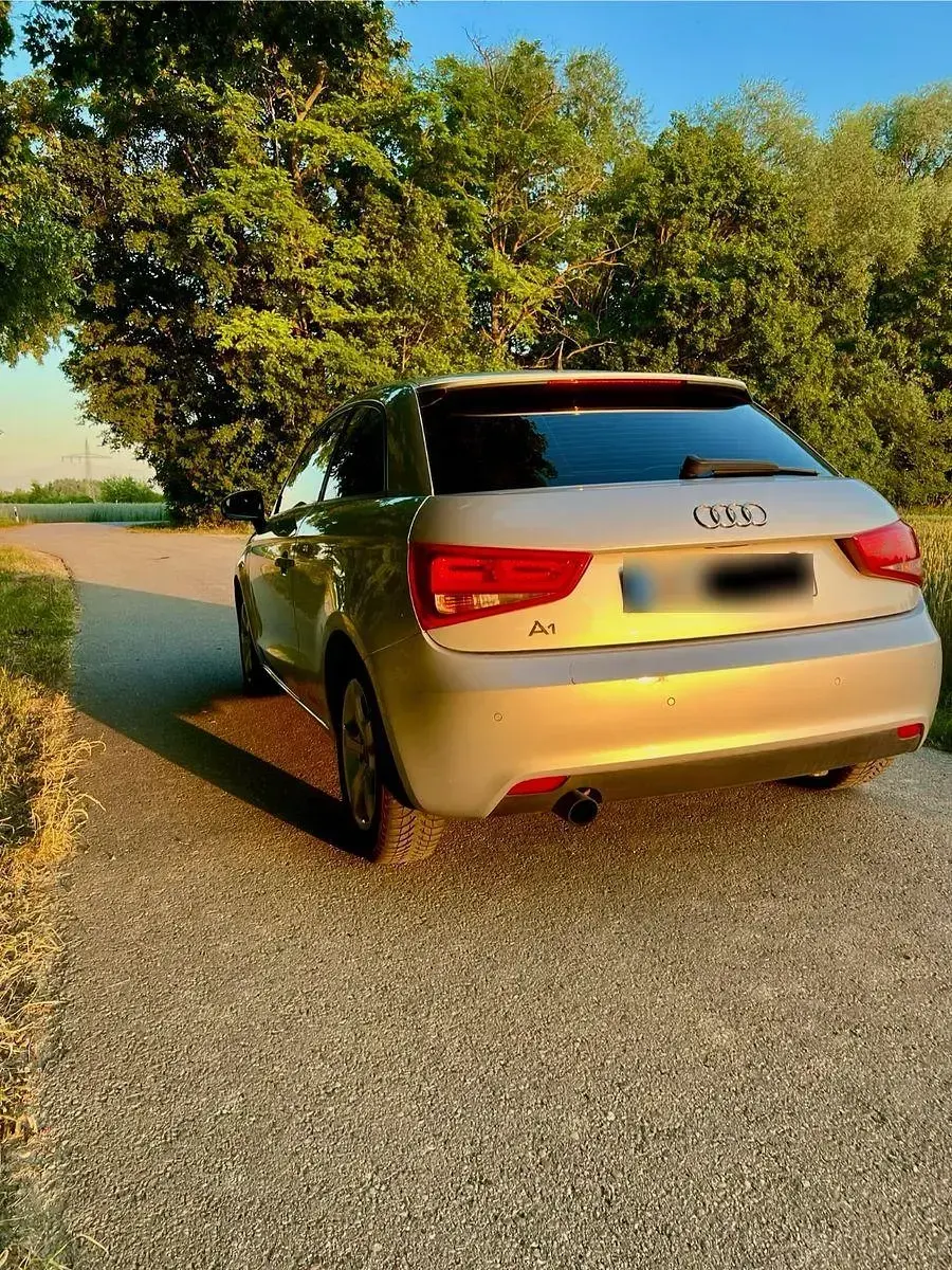 Gebraucht Audi A1 Attraction 86 PS (63 kW) 2010 Silber Kleinwagen