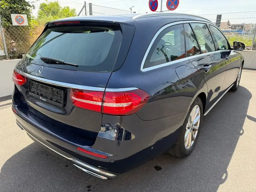 Używany Mercedes E220 194 KM (142 kW) 2018 Niebieski Sedan/Limuzyna