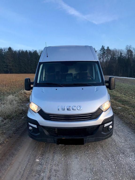 Silber Gebraucht 2017 Iveco Daily Limousine | 13.013 € (Etwas zu teuer) - Bild 1/4