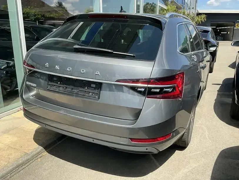 Gebraucht Skoda Superb Style 150 PS (110 kW) 2023 Grau Kombi