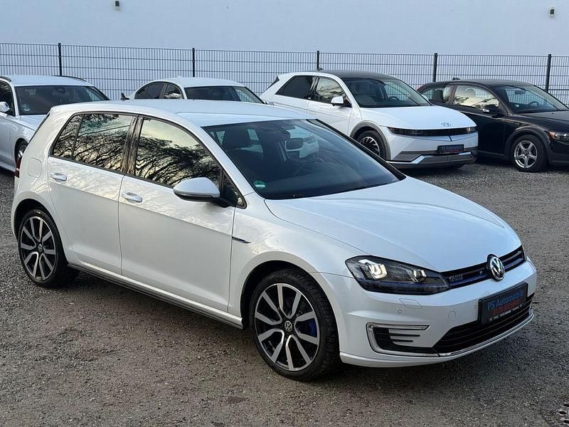 Gebraucht VW Golf VII GTE 150 PS (110 kW) 2016 Oryxweiß perlmutteffekt Limousine