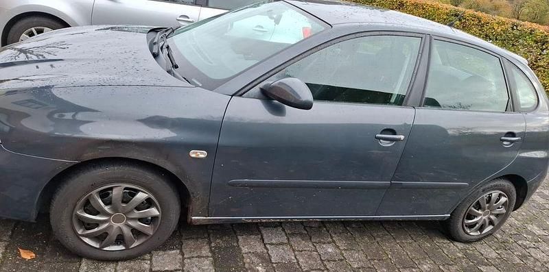 Grau Gebraucht 2006 Seat Ibiza Reference Limousine | 750 € (Superpreis) - Bild 1/4