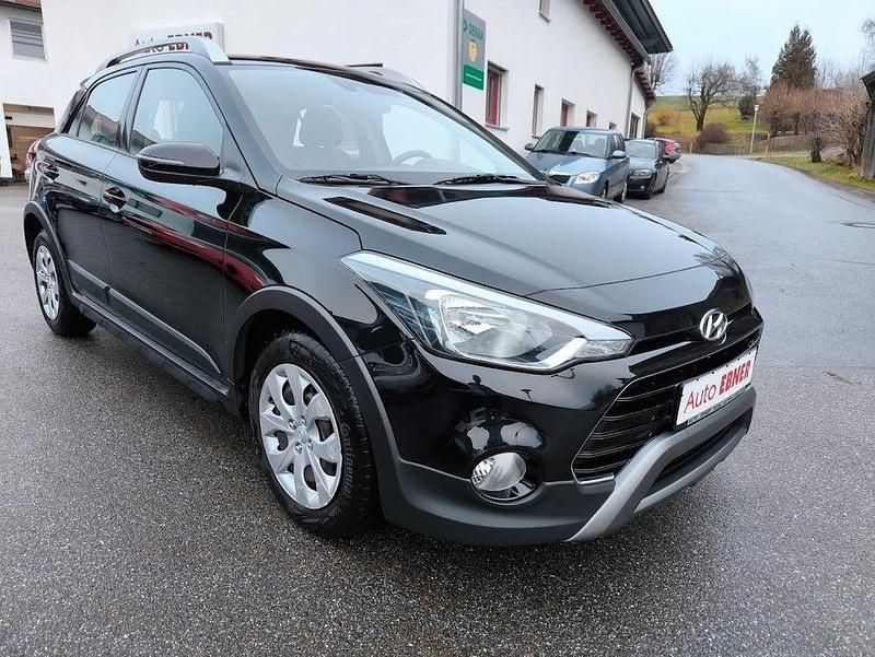 Gebraucht Hyundai i20 Active 101 PS (74 kW) 2020 Schwarz Limousine