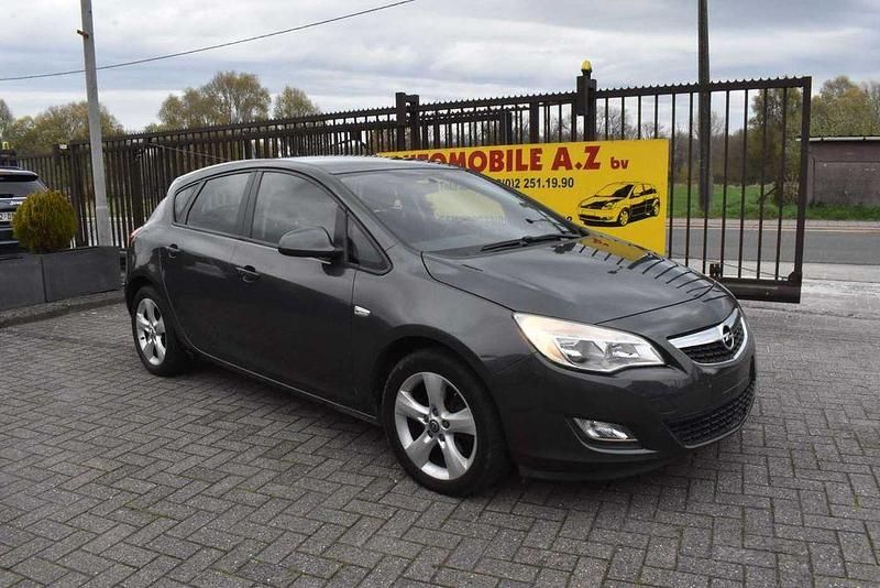 Grau Gebraucht 2012 Opel Astra Cosmo Limousine | 3.999 € (Superpreis) - Bild 1/4