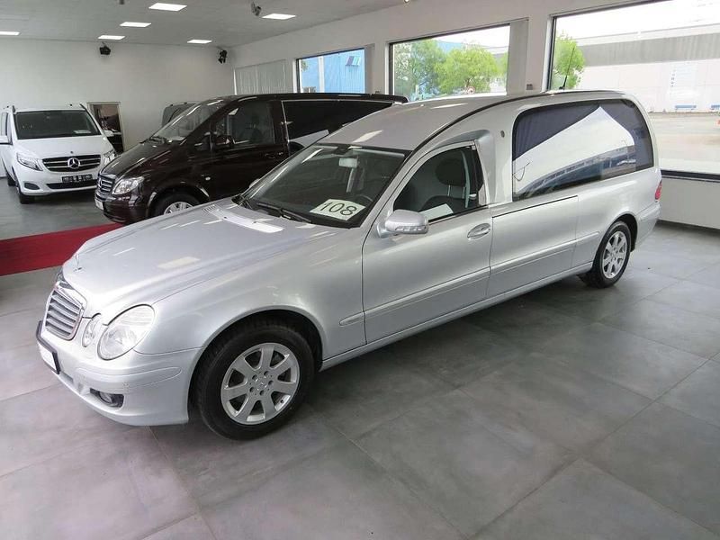 Silber Gebraucht 2007 Mercedes E220 Limousine | 23.950 € - Bild 1/4