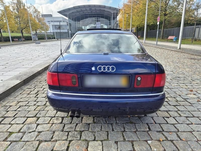 Second-hand Audi A8 310 CP (228 kW) 2000 Albastru Berlinǎ