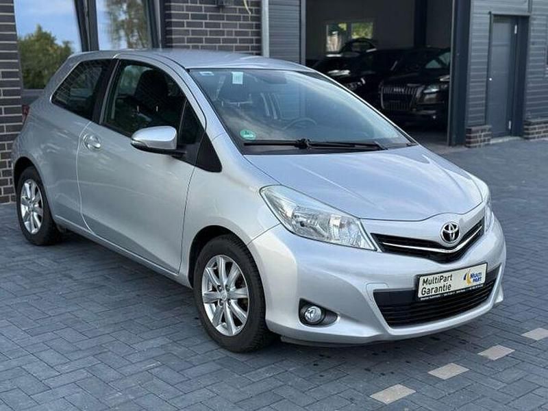 Silber Gebraucht 2013 Toyota Yaris Cool Kleinwagen | 7.490 € (Fairer Preis) - Bild 1/4
