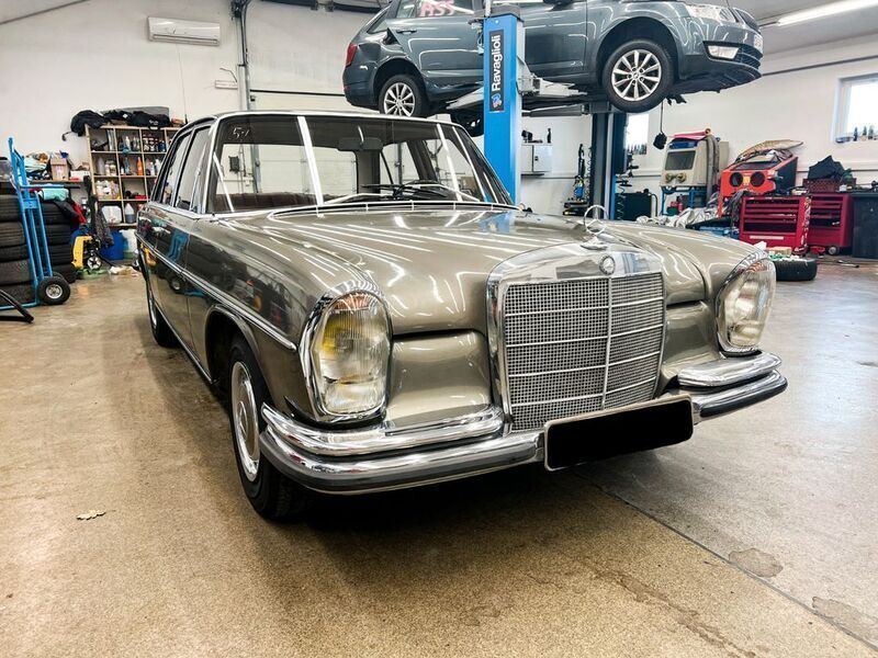 Gebraucht Mercedes 250 150 PS (110 kW) 1966 Grün Limousine