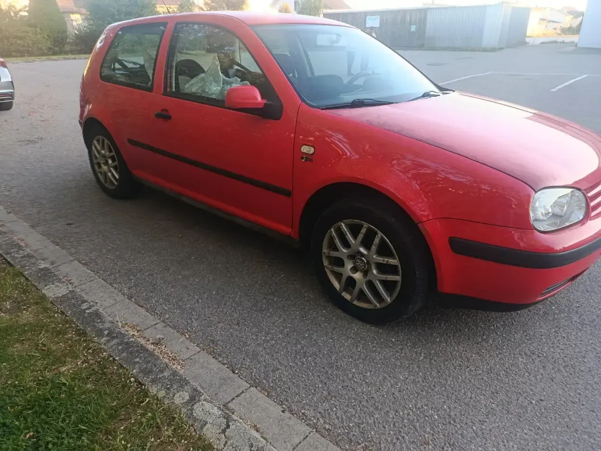 Second-hand VW Golf IV 70 CP (51 kW) 2000 Roșu Hatchback