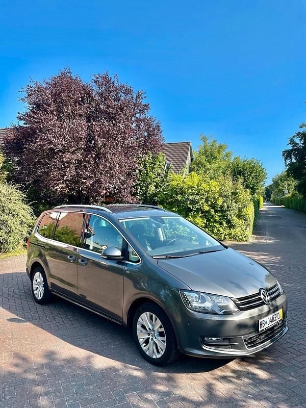 Grau Gebraucht 2013 VW Sharan Van / Kleinbus | 12.999 € (Guter Preis) - Bild 1/4