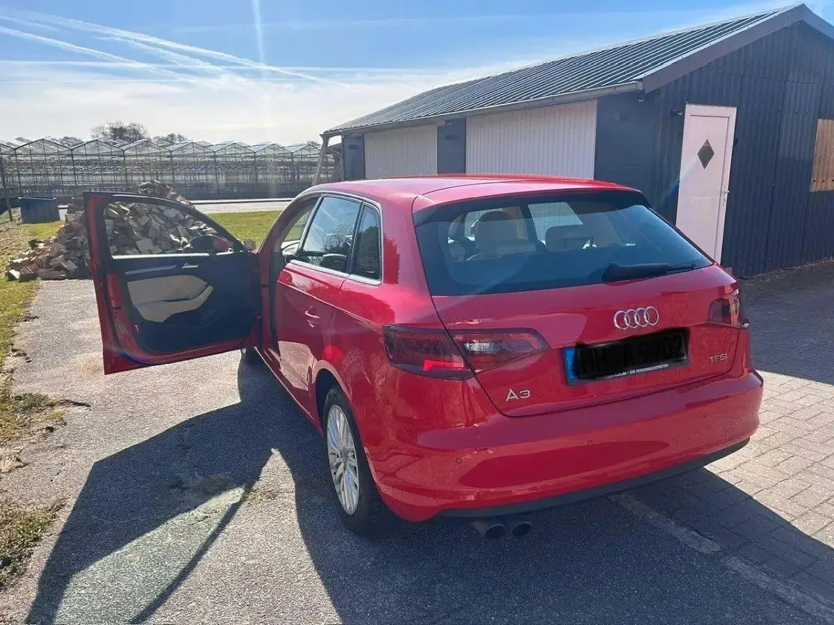 Gebraucht Audi A3 Sportback Ambiente 125 PS (91 kW) 2013 Rot Kleinwagen