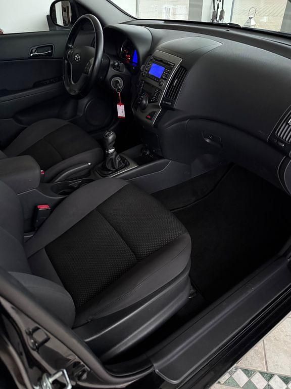 Gebraucht Hyundai i30 128 PS (94 kW) 2011 Schwarz Kombi