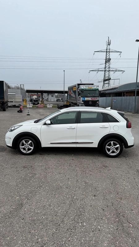 Gebraucht Kia Niro Silver 141 PS (103 kW) 2017 Weiß SUV