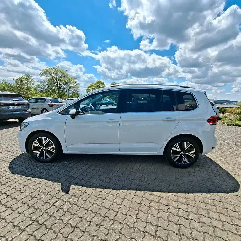 Gebraucht VW Touran Highline 150 PS (110 kW) 2023 Weiß Van / Kleinbus
