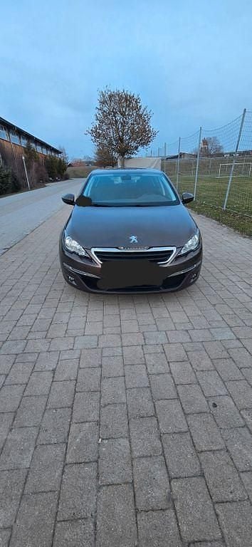 Gebraucht Peugeot 308 Active 120 PS (88 kW) 2015 Braun Limousine