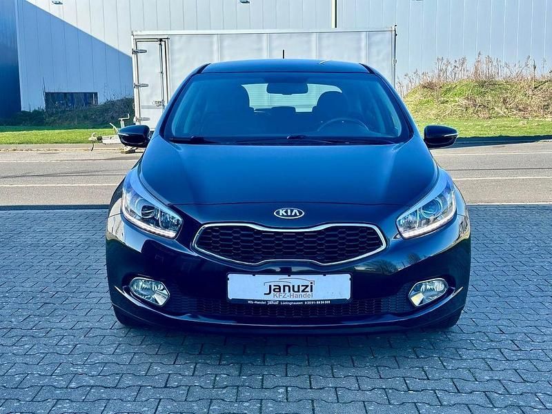 Gebraucht Kia Ceed Spirit 135 PS (99 kW) 2013 Schwarz Kleinwagen