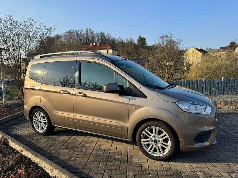 Gebraucht Ford Tourneo Courier Titanium 101 PS (74 kW) 2019 Pyritsilber metallic Van / Kleinbus