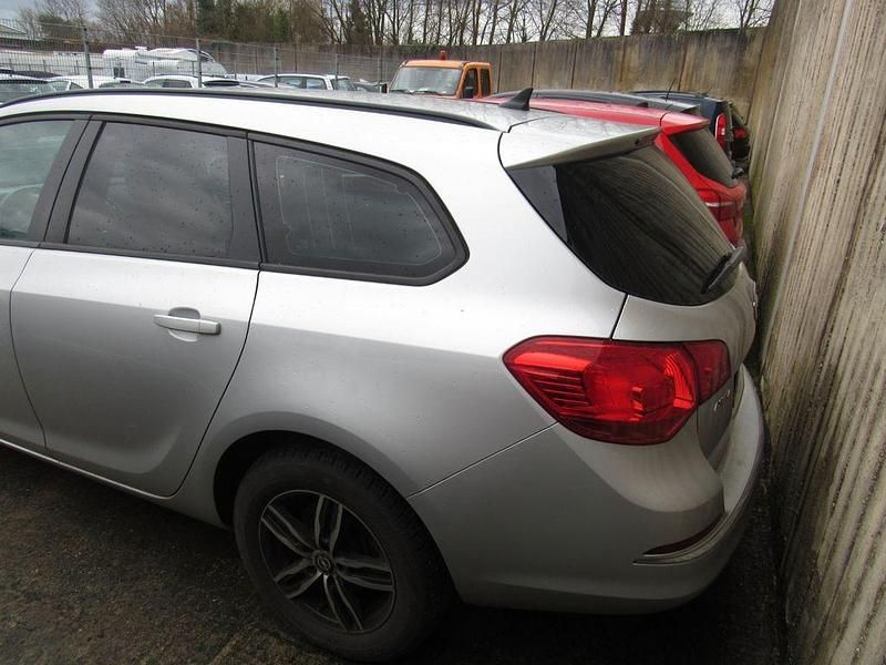 Gebraucht Opel Astra Edition 110 PS (80 kW) 2013 Silber Kombi