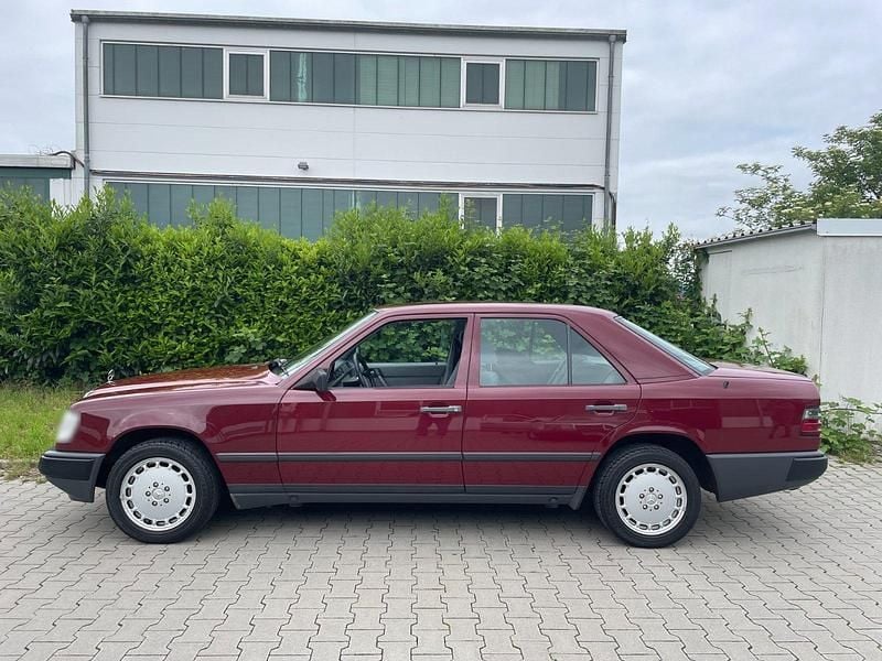 Gebraucht Mercedes E230 132 PS (97 kW) 1989 Rot Limousine