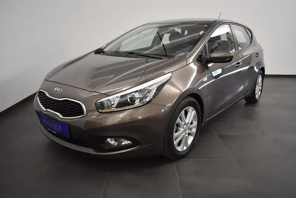 Gebraucht Kia Ceed Edition 7 135 PS (99 kW) 2013 Beige Kleinwagen