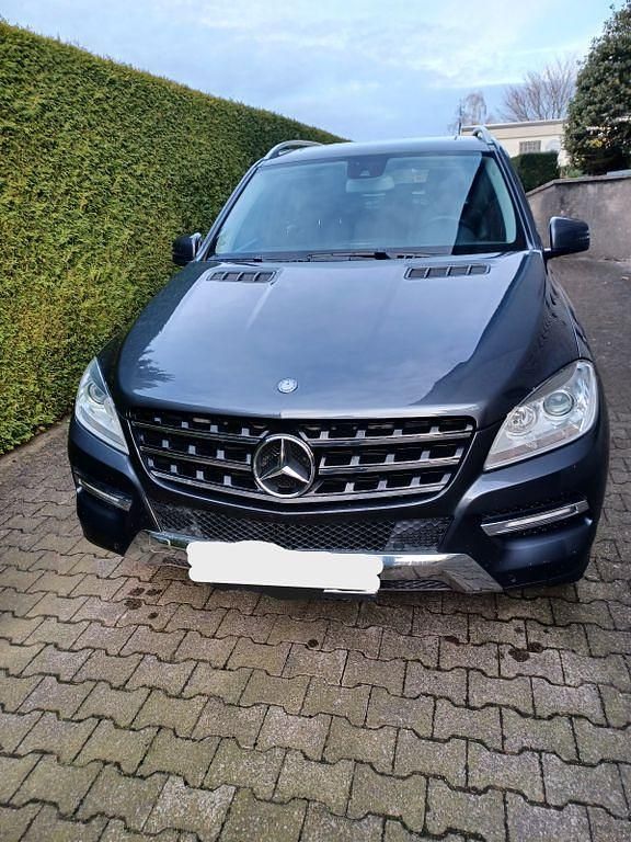 Grau Gebraucht 2012 Mercedes ML250 SUV | 17.500 € (Fairer Preis) - Bild 1/4