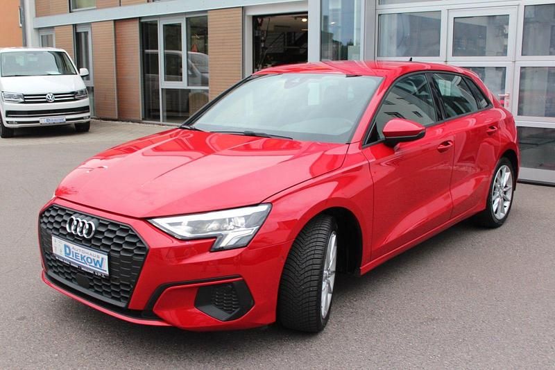 Rot Gebraucht 2023 Audi A3 Sportback S-Line Kombi | 27.800 € (Guter Preis) - Bild 1/4