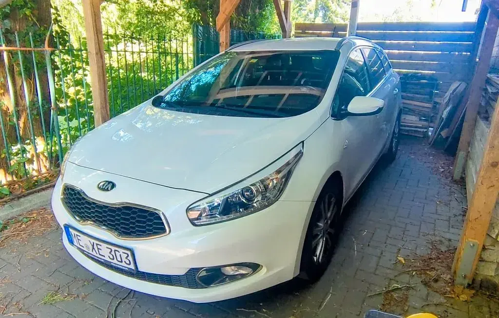 Gebraucht Kia Ceed DREAM-TEAM Edition 135 PS (99 kW) 2015 Weiß Kleinwagen