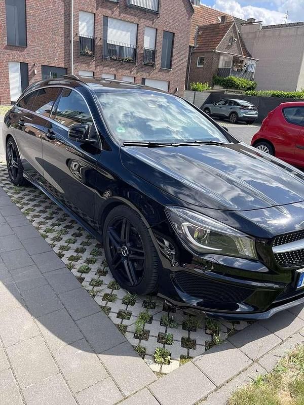 Schwarz Gebraucht 2015 Mercedes CLA220 Shooting Brake AMG line Kombi | 13.600 € (Guter Preis) - Bild 1/4