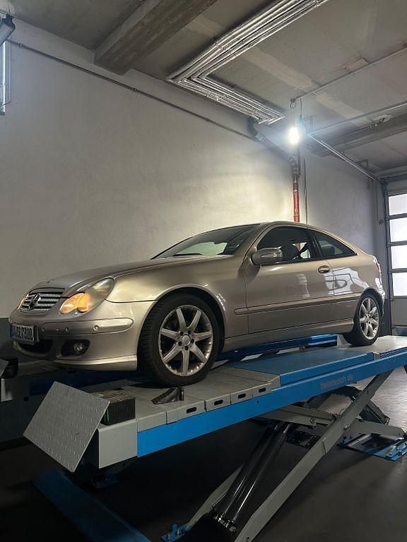Gebraucht Mercedes C180 143 PS (105 kW) 2005 Gold Coupé