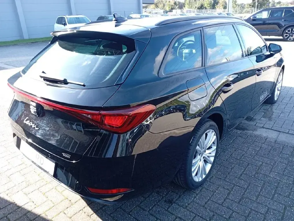 Używany Seat Leon Style 150 KM (110 kW) 2024 Czarny Sedan/Limuzyna