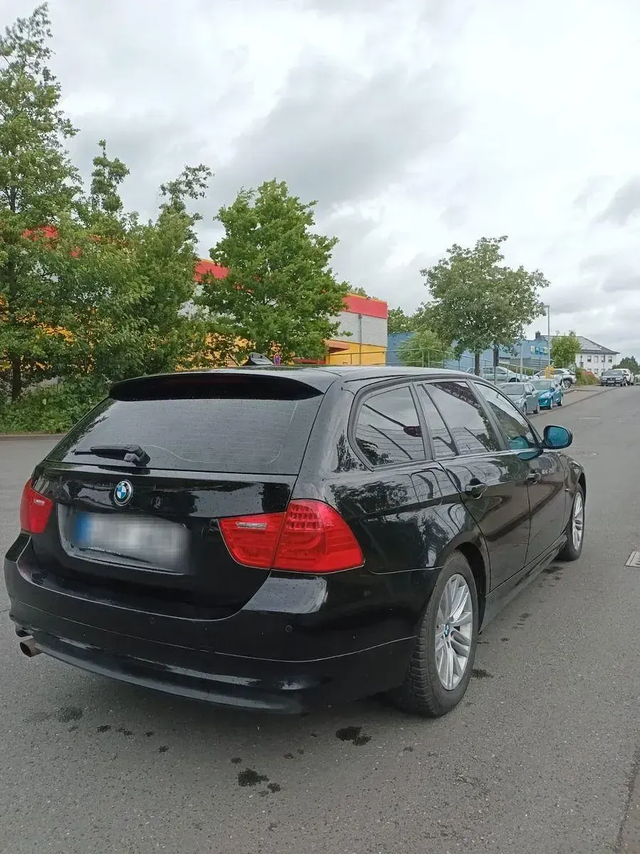 Gebraucht BMW 318 143 PS (105 kW) 2010 Schwarz Kombi