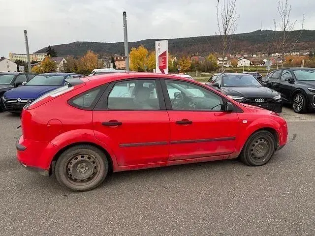 Gebraucht Ford Focus Trend 116 PS (85 kW) 2005 Rot Limousine