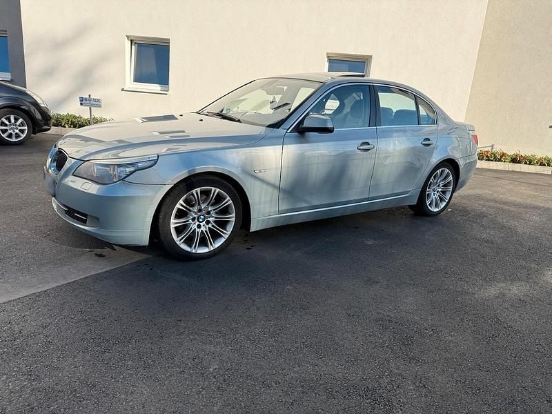 Gebraucht BMW 525 197 PS (144 kW) 2009 Blau Limousine