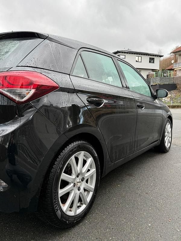 Gebraucht Hyundai i20 84 PS (61 kW) 2015 Schwarz Kleinwagen