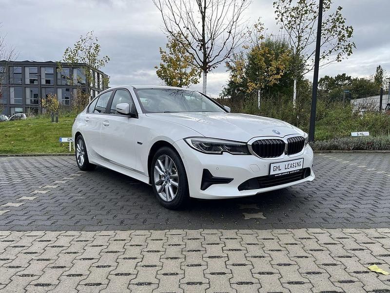 Weiß Gebraucht 2021 BMW 330e Advantage Limousine | 28.450 € (Fairer Preis) - Bild 1/4