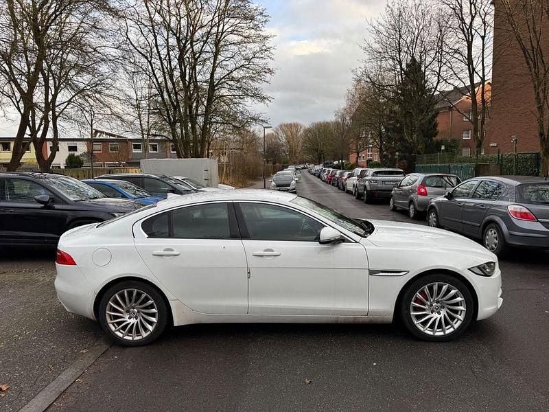 Gebraucht Jaguar XE Portfolio 179 PS (131 kW) 2015 Weiß Limousine
