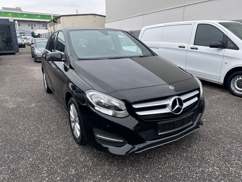 Schwarz Gebraucht 2019 Mercedes B200 Van / Kleinbus | 10.900 € (Guter Preis) - Bild 1/4