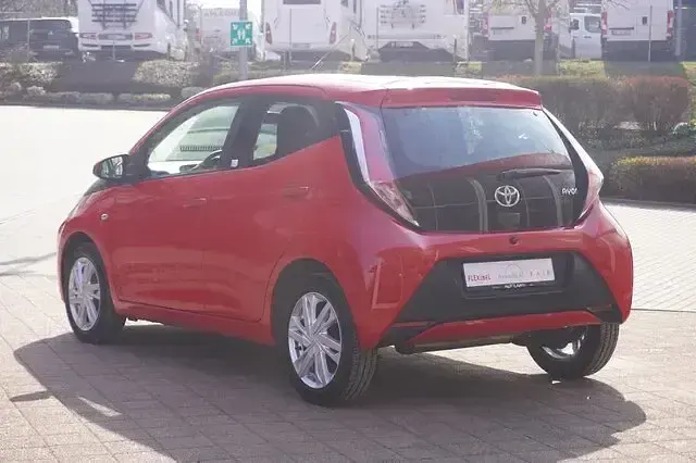 Second-hand Toyota Aygo 69 CP (50 kW) 2016 Roșu Hatchback