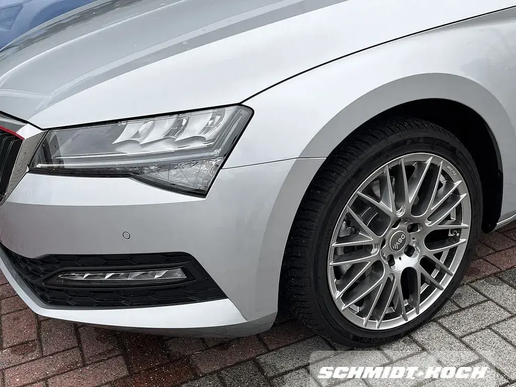 Gebraucht Skoda Superb Ambition 150 PS (110 kW) 2024 Brillantsilber metallic Kombi
