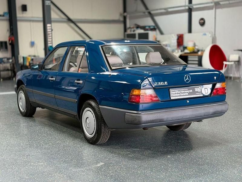 Gebraucht Mercedes E230 132 PS (97 kW) 1986 Blau Limousine