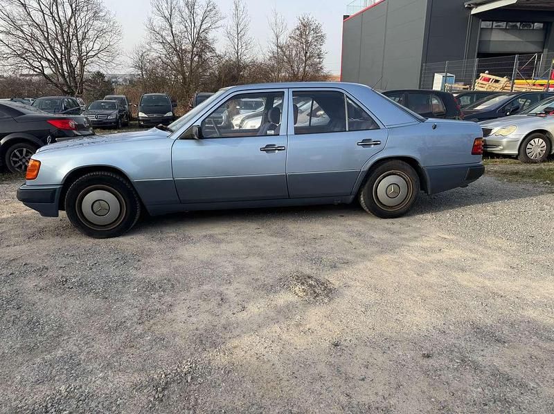 Gebraucht Mercedes E230 132 PS (97 kW) 1992 Blau metallic Limousine