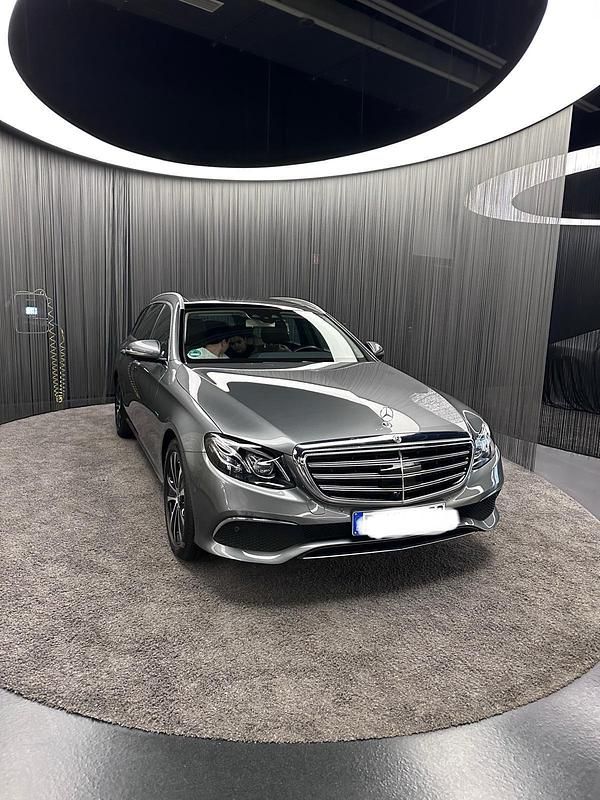 Grau Gebraucht 2019 Mercedes E300 Kombi | 32.999 € (Teuer) - Bild 1/4