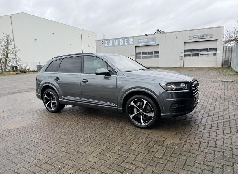 Grau Gebraucht 2017 Audi Q7 Exclusive SUV | 39.990 € (Teuer) - Bild 1/4