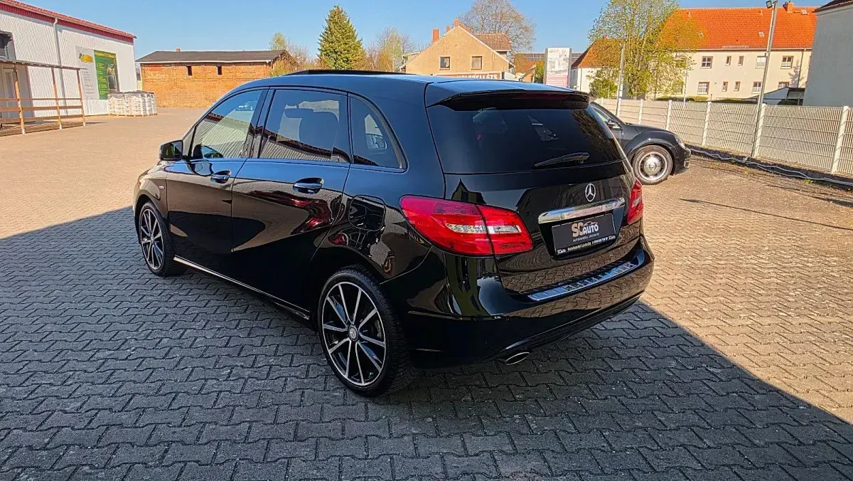 Gebraucht Mercedes B180 122 PS (89 kW) 2012 Schwarz Van / Kleinbus