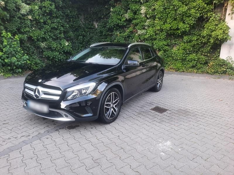 Schwarz Gebraucht 2016 Mercedes GLA220 SUV | 20.500 € (Fairer Preis) - Bild 1/4