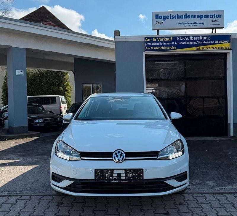 Gebraucht VW Golf VII Trendline 116 PS (85 kW) 2019 Weiß Limousine