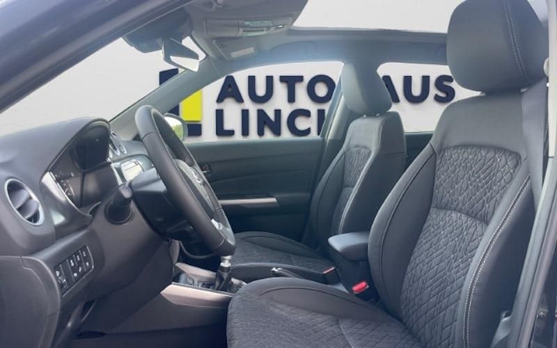 Grau Neu 2025 Suzuki Vitara Comfort+ SUV | 26.488 € (Fairer Preis) - Bild 1/4