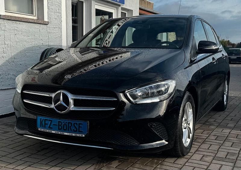 Schwarz Gebraucht 2019 Mercedes B180 Van / Kleinbus | 19.900 € (Fairer Preis) - Bild 1/4