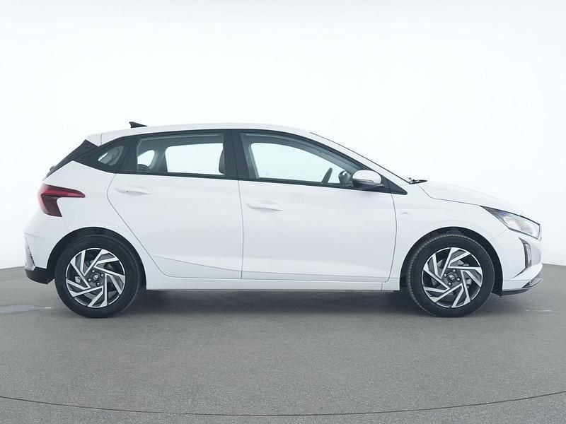 Gebraucht Hyundai i20 101 PS (74 kW) 2024 Atlas white Kleinwagen