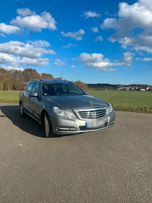 Gebraucht Mercedes E250 204 PS (150 kW) 2010 Grau Kombi